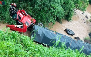 Xe lao xuống vực sâu hơn 20m sau va chạm giao thông