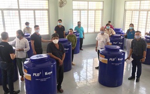 Tặng 50 bồn chứa nước cho người nghèo ở Bến Tre, Tiền Giang
