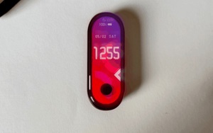 Xiaomi Mi Band 5 lộ hình ảnh thực tế với màn hình đục lỗ