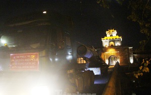 Hồi hộp xem MiG-21 và ‘vua chiến trường’ chui qua cổng Kinh thành Huế