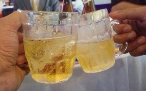 Đâm chai bia vào mặt bạn nhậu vì bị ép phải bắt tay