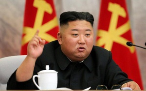 Vắng bóng hơn 20 ngày, ông Kim Jong-un tái xuất ký 7 sắc lệnh quân sự