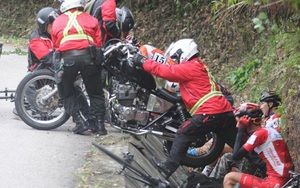 Nhà báo Dư Hải, Lê Nguyệt Minh và nhiều tay đua bị tai nạn giữa đèo