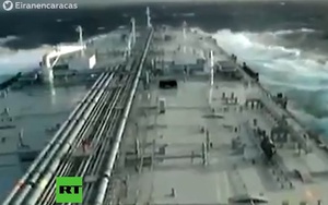 Video tàu Iran vượt biển mang trăm nghìn thùng dầu đầu tiên tới Venezuela