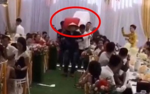 Cả hôn trường "ngã ngửa" khi bạn bè chú rể khiêng quà cưới vào tặng, nhiều chi tiết "độc - lạ" khiến bao người bức xúc thay cho nhân vật chính
