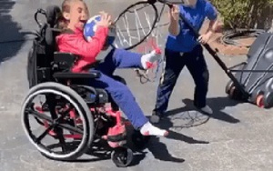 Clip triệu view gây sốt cư dân mạng: Cảm động trước hình ảnh em trai giúp chị gái bị bệnh ngồi xe lăn chơi bóng rổ