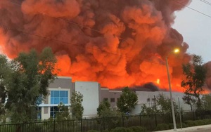 Nhà kho Amazon chìm trong biển lửa