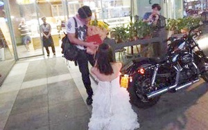 Cô gái chủ động mặc váy trắng đi cầu hôn bạn trai, thứ gây sốc nhất chính là tín vật thay cho chiếc nhẫn