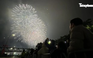 Pháo hoa rực sáng bầu trời Hà Nội