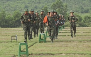 Tân binh Sư đoàn chủ lực 324 đánh thuốc nổ và ném lựu đạn đều đạt giỏi