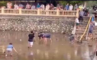 Vợ chồng ở Hà Nội tát cạn giếng làng tìm dây chuyền vàng bị đánh rơi
