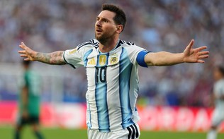 Messi nhận bằng tiến sĩ danh dự trước trận chia tay đội tuyển Argentina