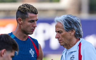 Báo Bồ Đào Nha: 'Còn HLV Jesus, Ronaldo hết cửa trở lại đội tuyển'