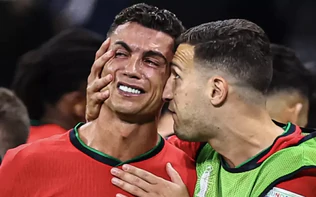 Vụ ồn ào Ronaldo: 300.000 CĐV quay lưng với tuyển Bồ Đào Nha