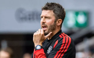 Michael Carrick gây áp lực để Ngoại hạng Anh xử lý Man City