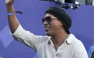 Dembele không thể đến gala Quả bóng vàng, Ronaldinho tái xuất sân cỏ ở tuổi 46