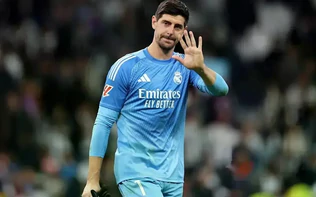 Courtois vắng mặt đột xuất trước thềm El Clasico, Real gặp tổn thất lớn