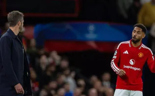 Man United rơi tự do, Carrick đếm ngược ngày mất ghế