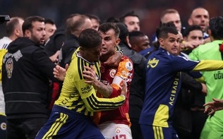 Hai đại gia Thổ Nhĩ Kì lao vào ẩu đả sau trận derby "nóng như lửa"