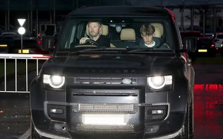 Paparazzi bắt trọn cảnh Carrick lái xe rời đi sau cuộc họp khẩn về tương lai tại Man Utd