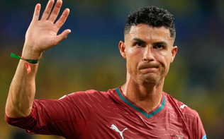 Cú "like" gây tranh cãi của Ronaldo