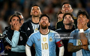 Đang phát biểu cảm xúc thì quên lời, Messi xử lý đầy duyên dáng khiến tất cả bật cười