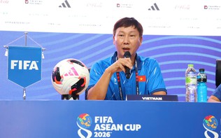 HLV Kim Sang-sik nói lý do 'thăng chức' cho Đình Bắc