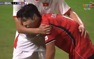 Cầu thủ Hàn Quốc bất ngờ cắn vào tay hậu vệ U23 Việt Nam