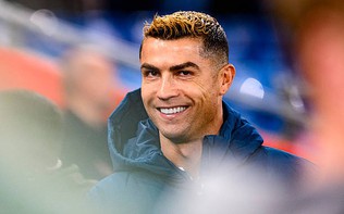 Tin được không, Ronaldo lần đầu dự bị 90 phút sau 18 năm