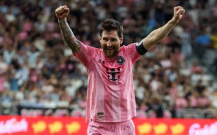Messi sút phạt ghi bàn siêu phẩm, xác suất thành công chỉ 3%