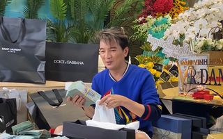 Đàm Vĩnh Hưng choáng trước hộp quà đựng 2 tỷ tiền mặt