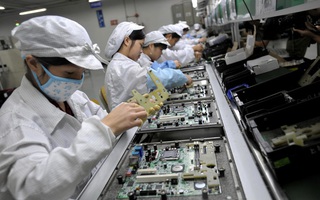 Foxconn tự sản xuất khẩu trang cho công nhân để không làm chậm tiến độ lắp ráp iPhone