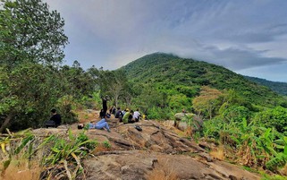 Ngọn núi cao gần 1000m, cách TP.HCM chỉ hơn 100km: Trên đỉnh có công trình kỷ lục, cảnh quan hiếm có