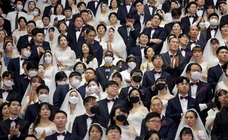6000 cặp đôi trong đám cưới tập thể ở Hàn Quốc giữa dịch virus corona: Người đeo khẩu trang kín mít, người vẫn 'bất chấp' trao nụ hôn