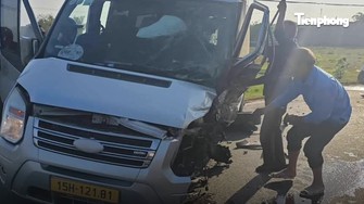 Đâm trực diện ôtô chạy ngược chiều do cố vượt container