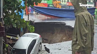 Kinh hãi khoảnh khắc 2 ô tô và người dân rớt 'hố tử thần' ngay trung tâm Đà Nẵng