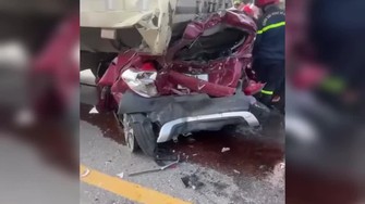 Clip: Hiện trường xe con bẹp dúm sau tai nạn liên hoàn ở Hà Tĩnh