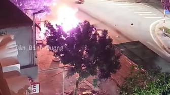 Clip: Hai xe máy tông trực diện rồi bốc cháy ở TP.HCM