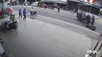 Người đi xe máy lộn nhào vào thùng xe tải sau cú tông tốc độ cao