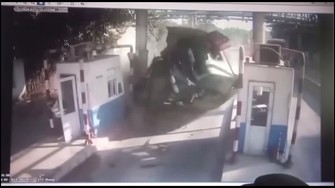 Clip: Xe đầu kéo bất ngờ lao thẳng vào trạm thu phí