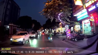 CLIP: Tài xế mở cửa bất cẩn, 'xô' người đi xe máy