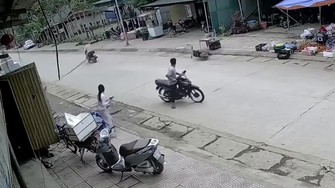 Clip: Thanh niên vác cây nêu chắn ngang đường gây họa cho hai xe máy