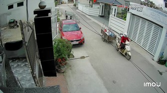 Xe máy kéo kệ hàng lao dốc, va vào ô tô đỗ trước nhà dân