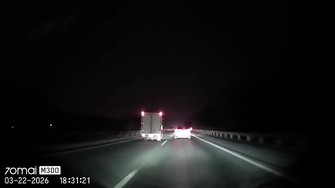 Clip: Nổ lốp trên cao tốc, xe tải lật ngang giữa đường