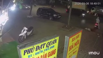 Khoảnh khắc ô tô gây tai nạn liên hoàn trên phố Hà Nội giờ cao điểm