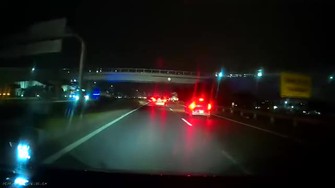 Clip: Xe máy ngang nhiên đi ngược chiều giữa cao tốc