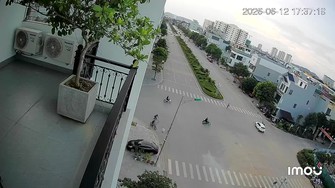 Clip: Ô tô phóng nhanh, đâm văng người đi xe máy tại ngã tư