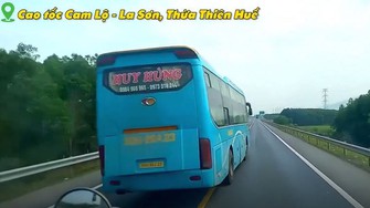 Phẫn nộ tài xế xe khách tạt đầu ô tô trên cao tốc Cam Lộ - La Sơn