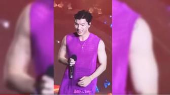 VIDEO: Bi Rain, Hieuthuhai vén áo khoe cơ bụng