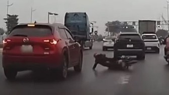 Xe máy phanh gấp rồi trượt ngã ngay trước đầu ô tô